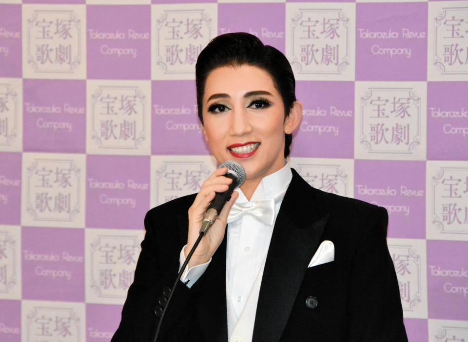 　退団会見に臨んだ宙組トップスターの真風涼帆