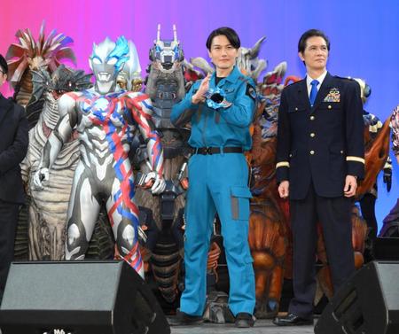 　プレミア発表会に登場した蕨野友也（中央）。左はウルトラマンブレーザー、右は加藤雅也（撮影・堀内翔）