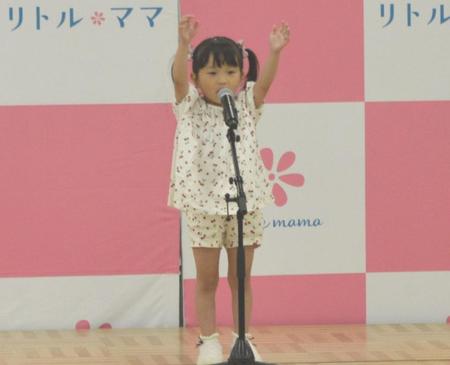 　振り付けを踊りながら歌唱するののちゃん