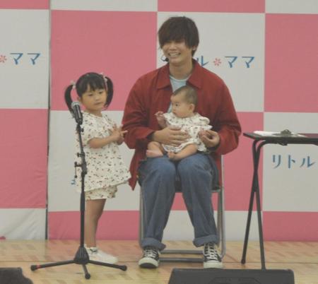 　ののちゃん（左）とＭＣを務めた保育アーティストの出口たかし（後列右）にだっこされて登場した妹の“ひーちゃん”こと村方日那乃（前列右）