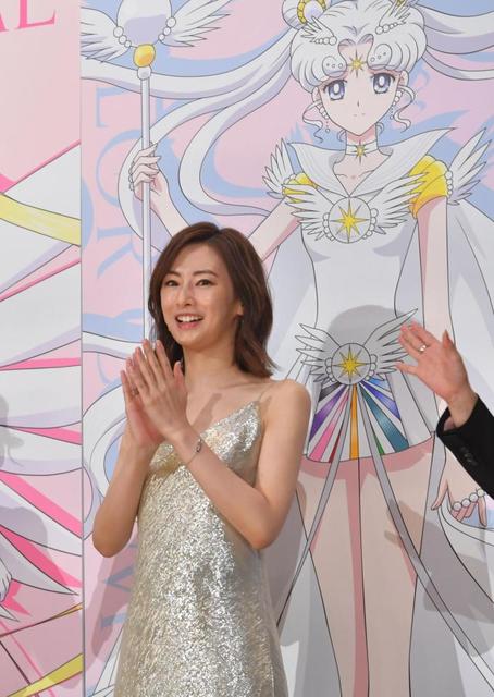 北川景子 20年後も色あせない美しさ シルバードレスで「セーラームーン