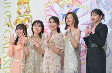 　笑顔で手を振る（左から）水樹奈々、林原めぐみ、三石琴乃、北川景子、井上麻里奈（撮影・西岡正）