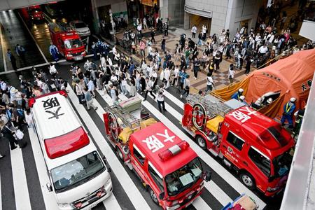 大阪・阪急百貨店でスプレー噴射か　女逃走　１４人病院に搬送