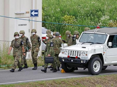 　自衛官候補生が小銃を発射した陸上自衛隊日野基本射撃場に集まる自衛隊員ら