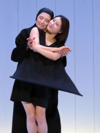 　舞台に出演する土屋太鳳（手前）と夏木マリ