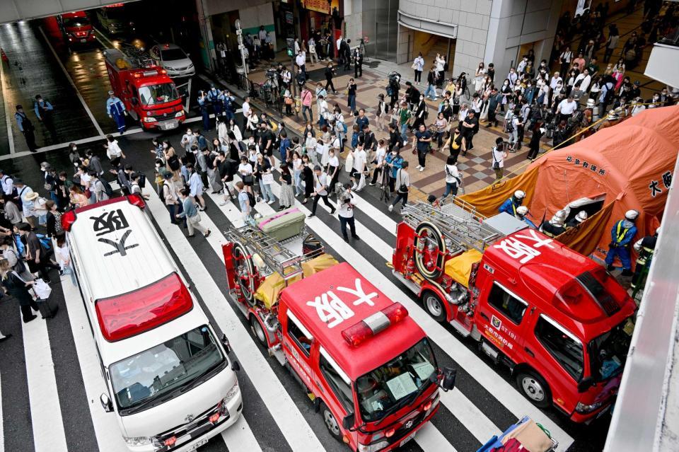 　阪急百貨店梅田本店で異臭騒ぎがあり、騒然とする現場付近