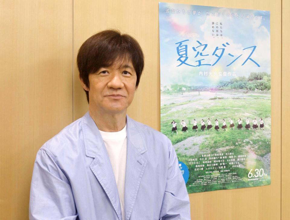 　熊本県人吉市役所で取材に応じる内村光良