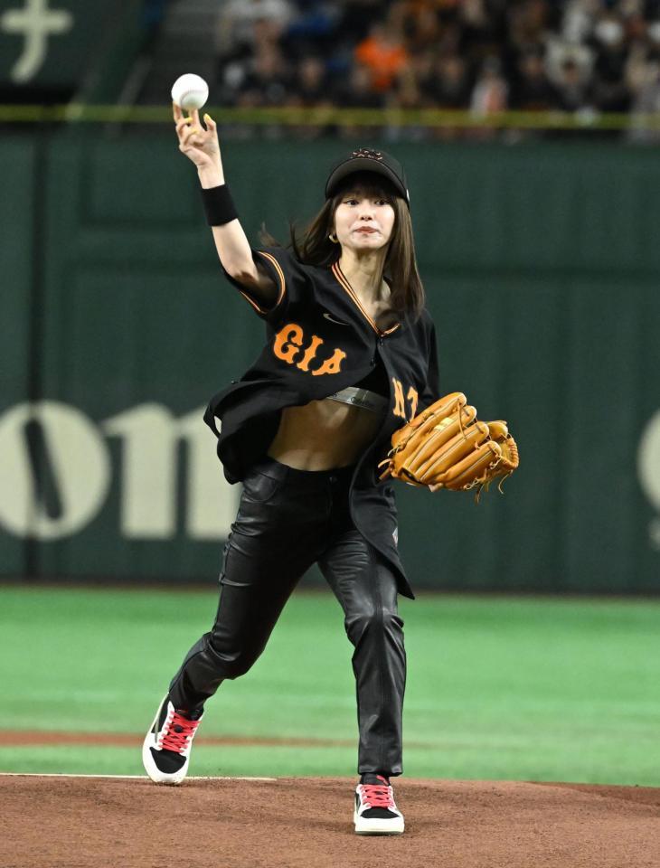 　始球式に登場した山本舞香