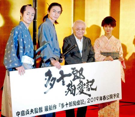 　「多十郎殉愛記」製作発表で高良健吾（左から２人目）と（同３人目）＝１８年８月