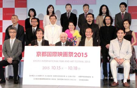 　「京都国際映画祭２０２２」授賞式で北大路欣也と＝２２年１０月