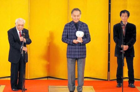　「京都国際映画祭２０２２」授賞式で北大路欣也と＝２２年１０月