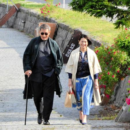 　カット後に笑顔で歩く中井貴一（左）と小泉今日子