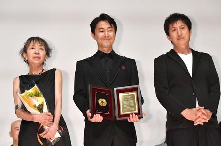 　日本映画プロフェッショナル大賞の授賞式に登場した（左から）大杉弘美氏、足立智充、佐向大監督（撮影・佐々木彰尚）