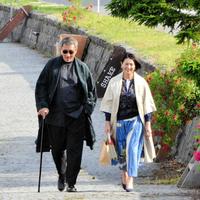 　カット後に笑顔で歩く中井貴一（左）と小泉今日子