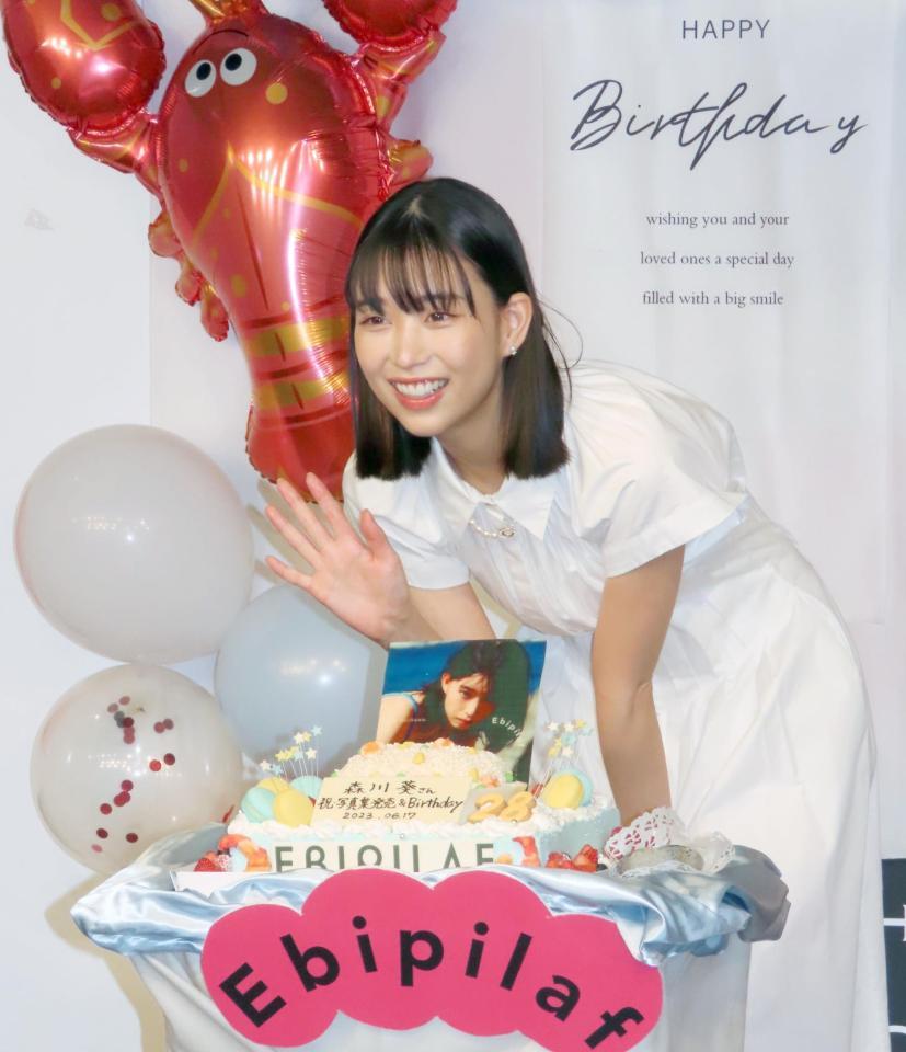 　サプライズの誕生日ケーキに笑顔の森川葵