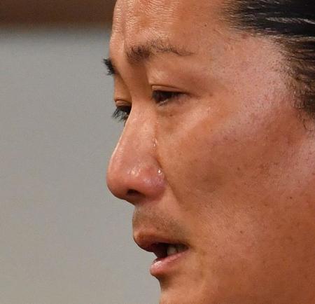 　会見で涙を流すキャンドル・ジュン氏（撮影・佐々木彰尚）