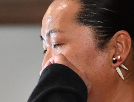 　涙を拭うキャンドル・ジュン氏（撮影・佐々木彰尚）