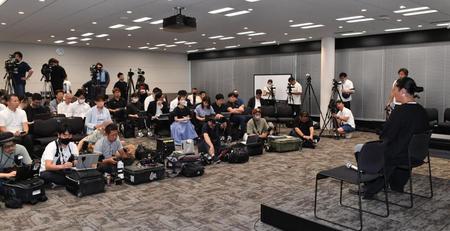 　会見をするキャンドル・ジュン氏（撮影・佐々木彰尚）