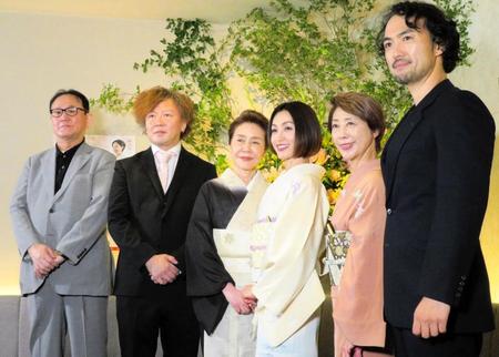 　会見した（左から）倉科遼、笹浦暢大、藤堂和子ママ、酒井法子、風祭ゆき、田村幸士
