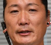 　会見で涙を流すキャンドル・ジュン氏（撮影・佐々木彰尚）