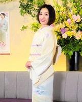 　着物姿で会見した酒井法子