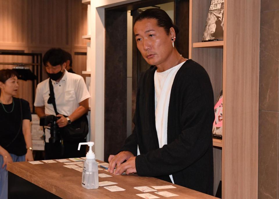 　自身で受け付けをするキャンドル・ジュン氏（撮影・佐々木彰尚）