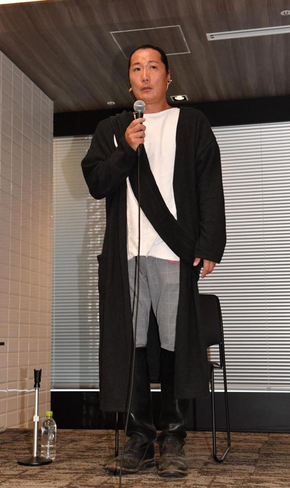 　会見をするキャンドル・ジュン氏（撮影・佐々木彰尚）