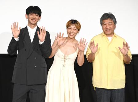 　笑顔で手を振る（左から）永山瑛太、安藤さくら、是枝裕和監督（撮影・金田祐二）