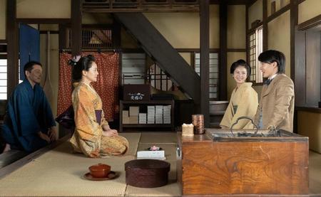 寿恵子の母・まつに挨拶をする万太郎。左から、文太（池内万作）、まつ（牧瀬里穂）、寿恵子（浜辺美波）、万太郎（神木隆之介）