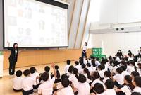 　１２０人の小学生たちと出張授業を行った（撮影・園田高夫）