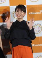 　「からだ想い　基本のサプリ」アンバサダーに就任し、手を振る鈴木砂羽