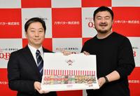 新商品の開発について会見した鳥羽周作シェフ（右）と六甲バターの塚本浩康社長＝２０２３年３月２７日