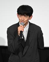 　あいさつする永山瑛太（撮影・金田祐二）