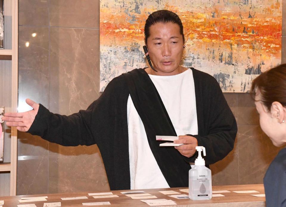 　自身で会見の受け付けも行うキャンドル・ジュン氏