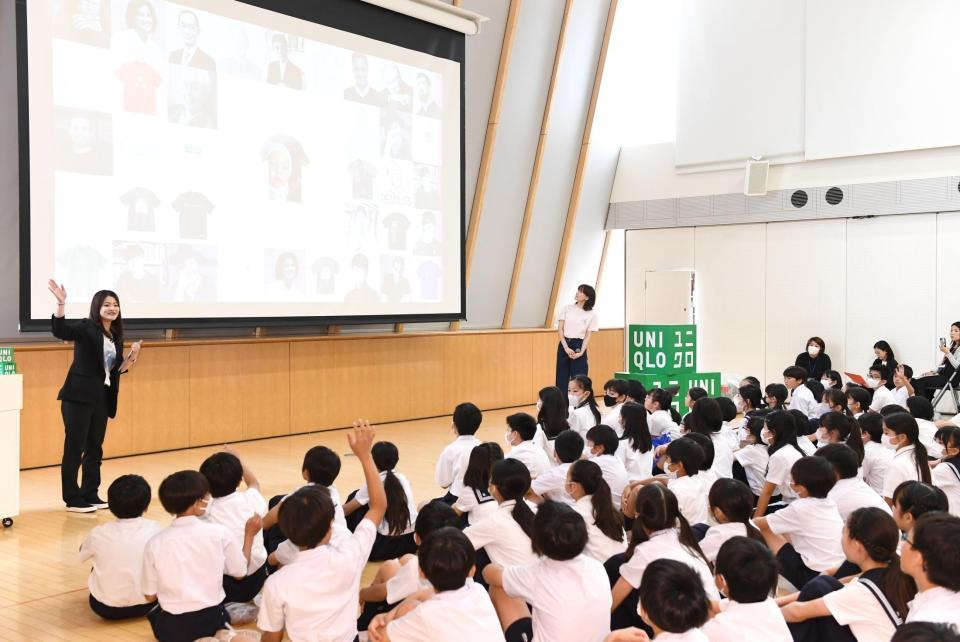 　１２０人の小学生たちと出張授業を行った（撮影・園田高夫）