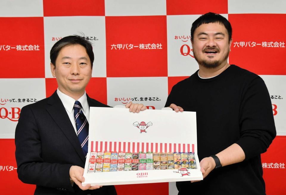 新商品の開発について会見した鳥羽周作シェフ（右）と六甲バターの塚本浩康社長＝２０２３年３月２７日