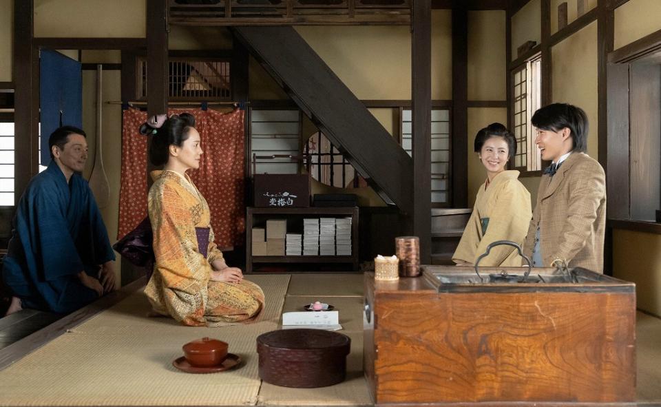 寿恵子の母・まつに挨拶をする万太郎。左から、文太（池内万作）、まつ（牧瀬里穂）、寿恵子（浜辺美波）、万太郎（神木隆之介）