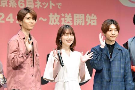 　発表会に登場した（左から）高橋優斗、内田真礼、中村嶺亜（撮影・佐々木彰尚）