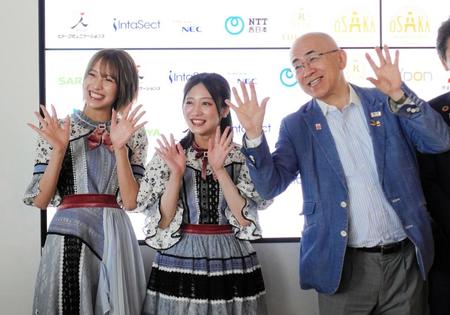 　会見に出席した（左から）ＮＭＢ４８・小嶋花梨、川上千尋、大阪観光局理事長・溝畑宏氏