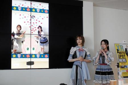 　アプリを使いアーニャと記念撮影したＮＭＢ４８・小嶋花梨（左）と川上千尋
