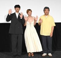 　舞台あいさつに登壇した（左から）永山瑛太、安藤サクラ、是枝裕和監督（撮影・金田祐二）