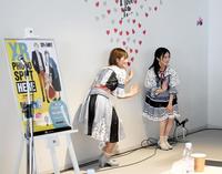 　アプリを使った記念撮影を体験するＮＭＢ４８・小嶋花梨（左）と川上千尋