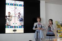 　アプリを使いアーニャと記念撮影したＮＭＢ４８・小嶋花梨（左）と川上千尋