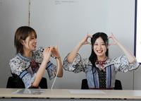 　「好きだ虫ポーズ」を説明するＮＭＢ４８・小嶋花梨（左）と川上千尋
