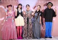 　笑顔で手を振る（左から）水曜日のカンパネラの詩羽、モトーラ世理奈、吉岡里帆、松本まりか、千原徹也監督（撮影・吉澤敬太）