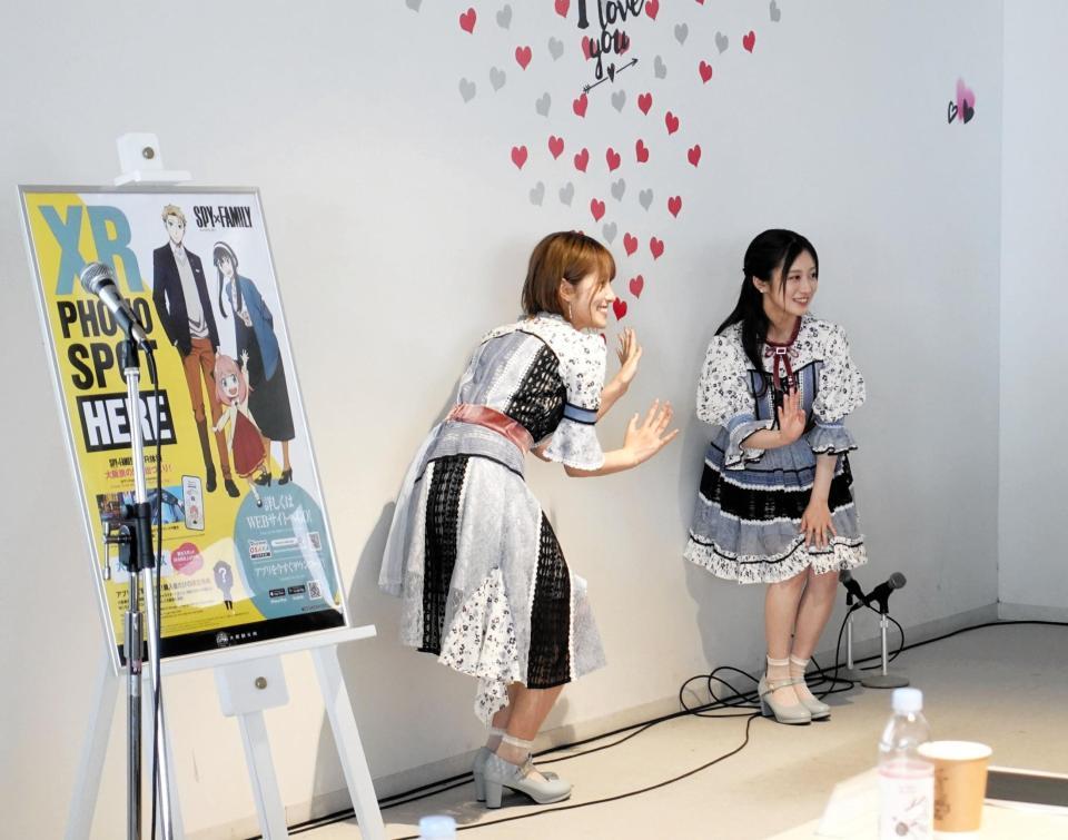 　アプリを使った記念撮影を体験するＮＭＢ４８・小嶋花梨（左）と川上千尋
