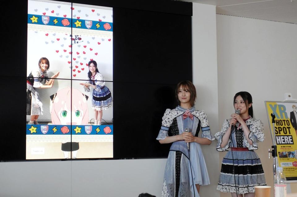 　アプリを使いアーニャと記念撮影したＮＭＢ４８・小嶋花梨（左）と川上千尋