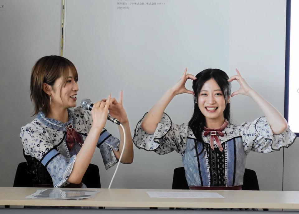 　「好きだ虫ポーズ」を説明するＮＭＢ４８・小嶋花梨（左）と川上千尋