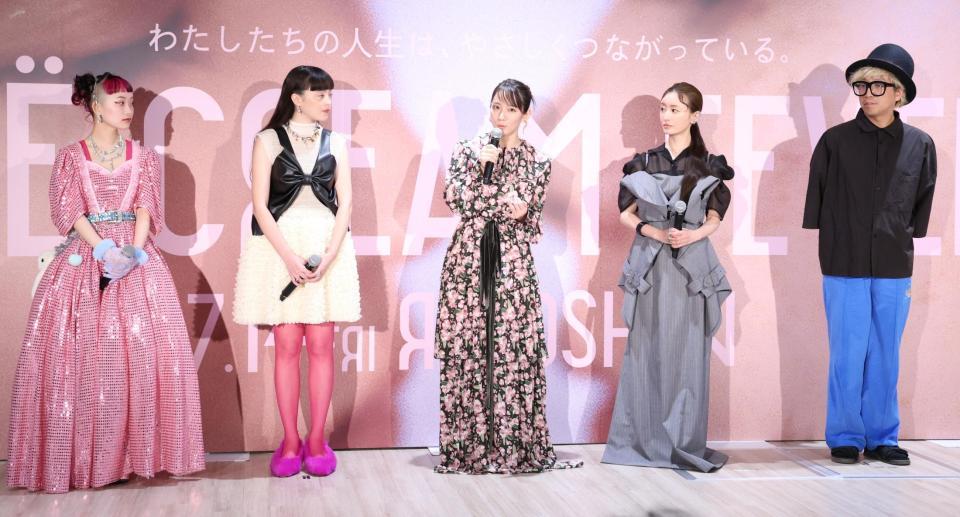 　会見する（左から）水曜日のカンパネラの詩羽、モトーラ世理奈、吉岡里帆、松本まりか、千原徹也監督（撮影・吉澤敬太）