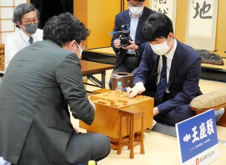 　感想戦で対局を振り返る藤井聡太七冠（右）と村田顕弘六段